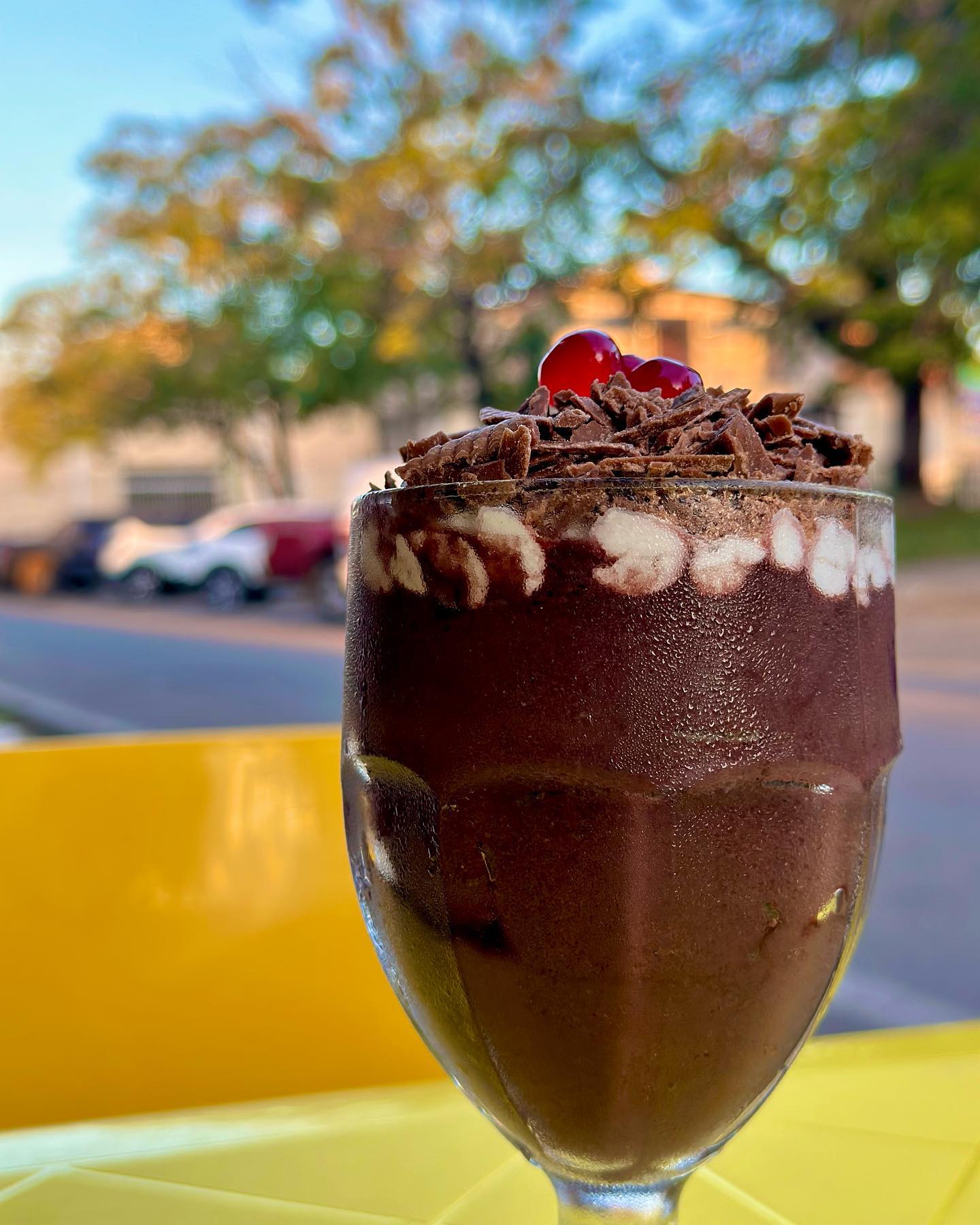 Açaí em taça com raspas de chocolate e cerejas