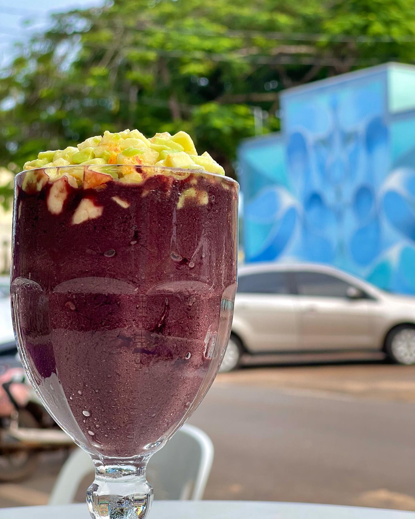 Açaí em taça alta com frutas picadas no topo