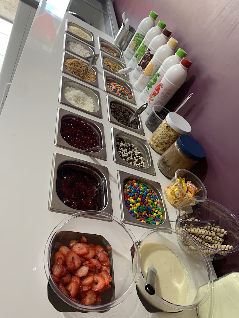 Bar de toppings colorido com frutas, confetes, granola e caldas