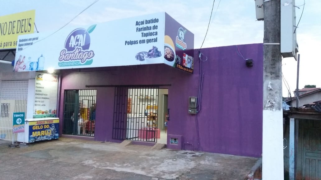 Fachada roxa da loja Açaí Santiago