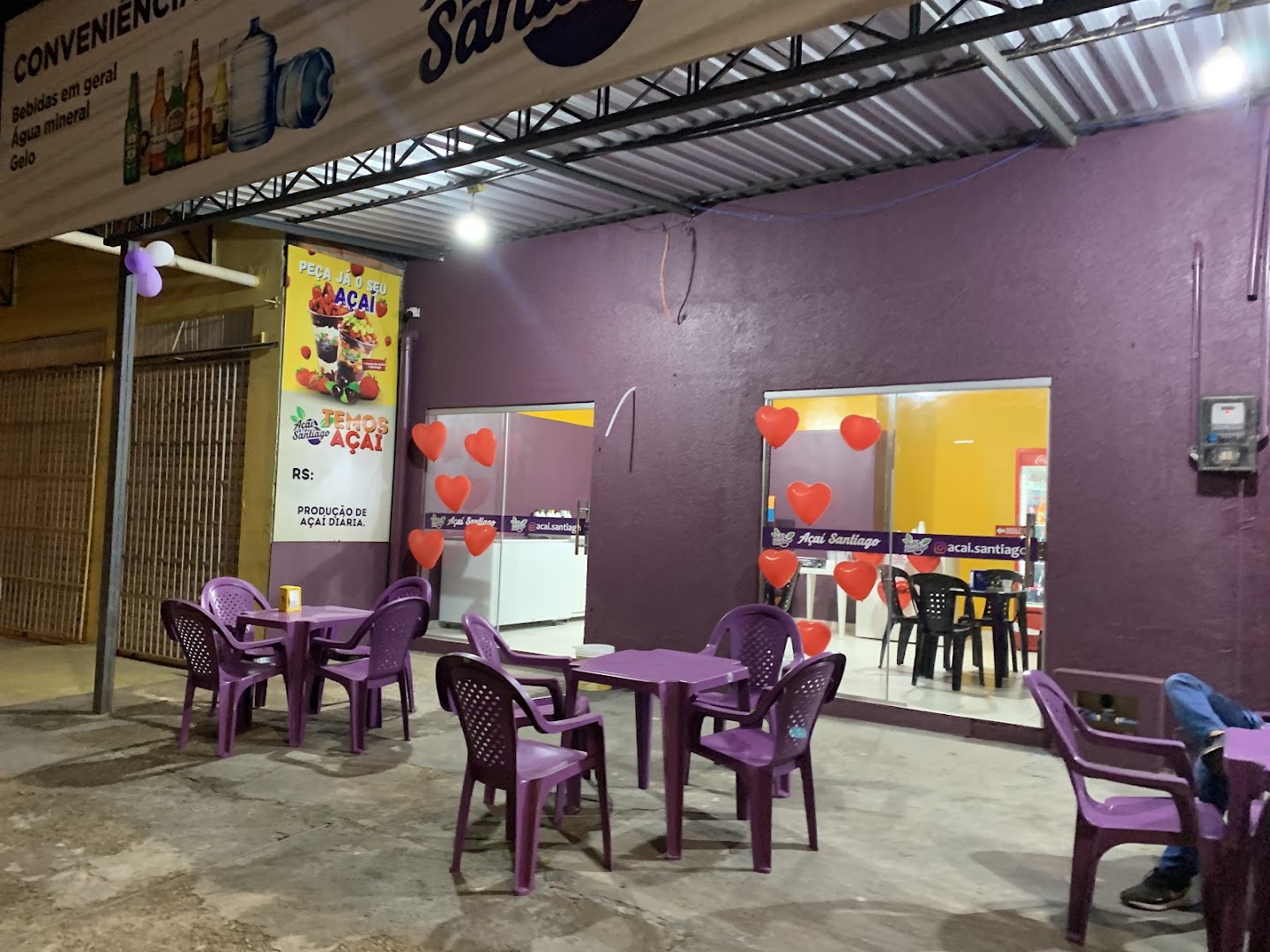 Salão interno da loja com mesas pra sentar