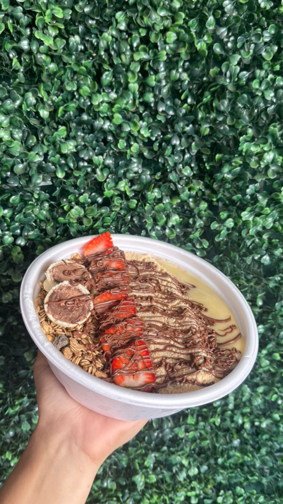 Tigela de açaí cremoso com frutas e granola da Açaí Style
