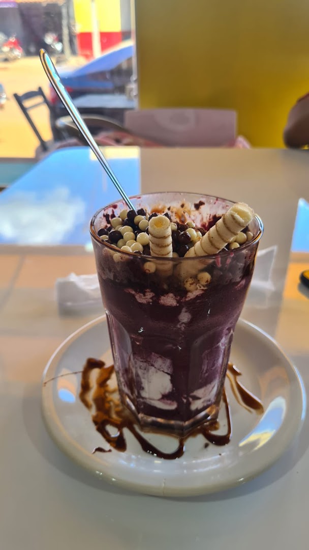 Taça de açaí com complementos