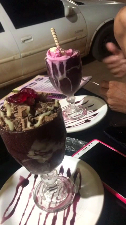 Taça de açaí com calda e chantilly