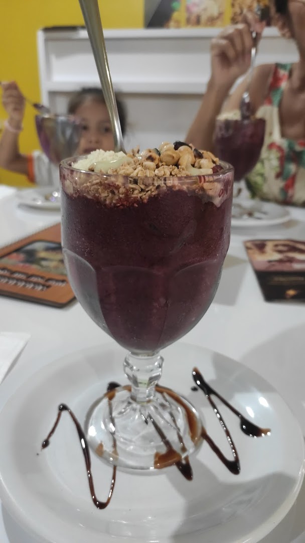 Taça grande de açaí com banana e chocolate