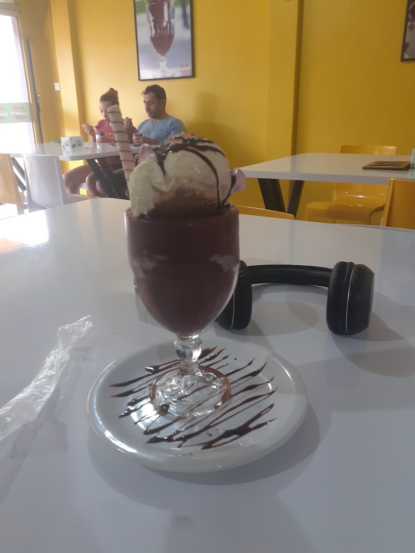 Açaí com chantilly e calda