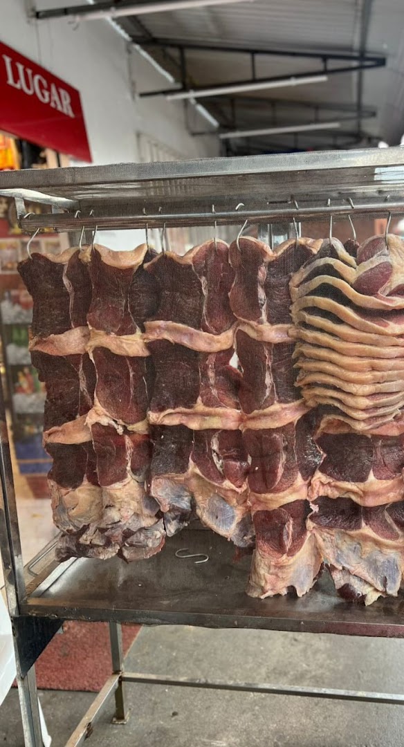 Carnes penduradas na vitrine do açougue