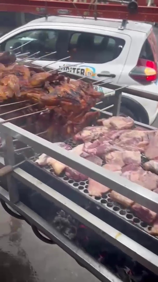 Espetos assando na churrasqueira
