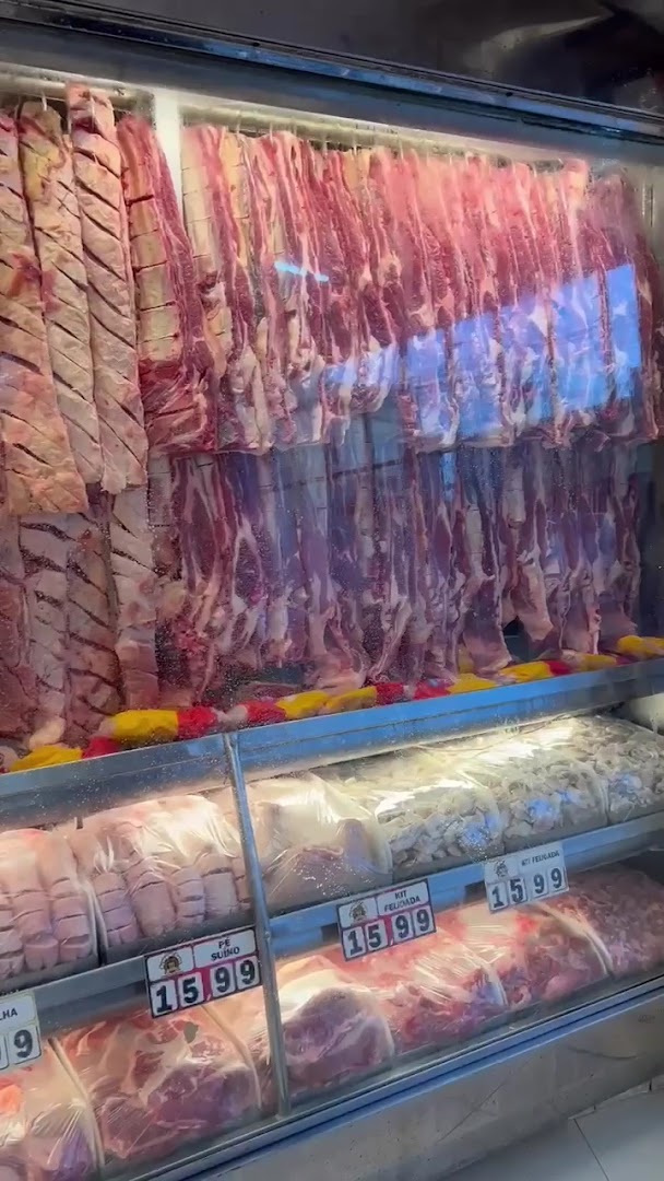 Vitrine cheia de carnes no Açougue Nota 10