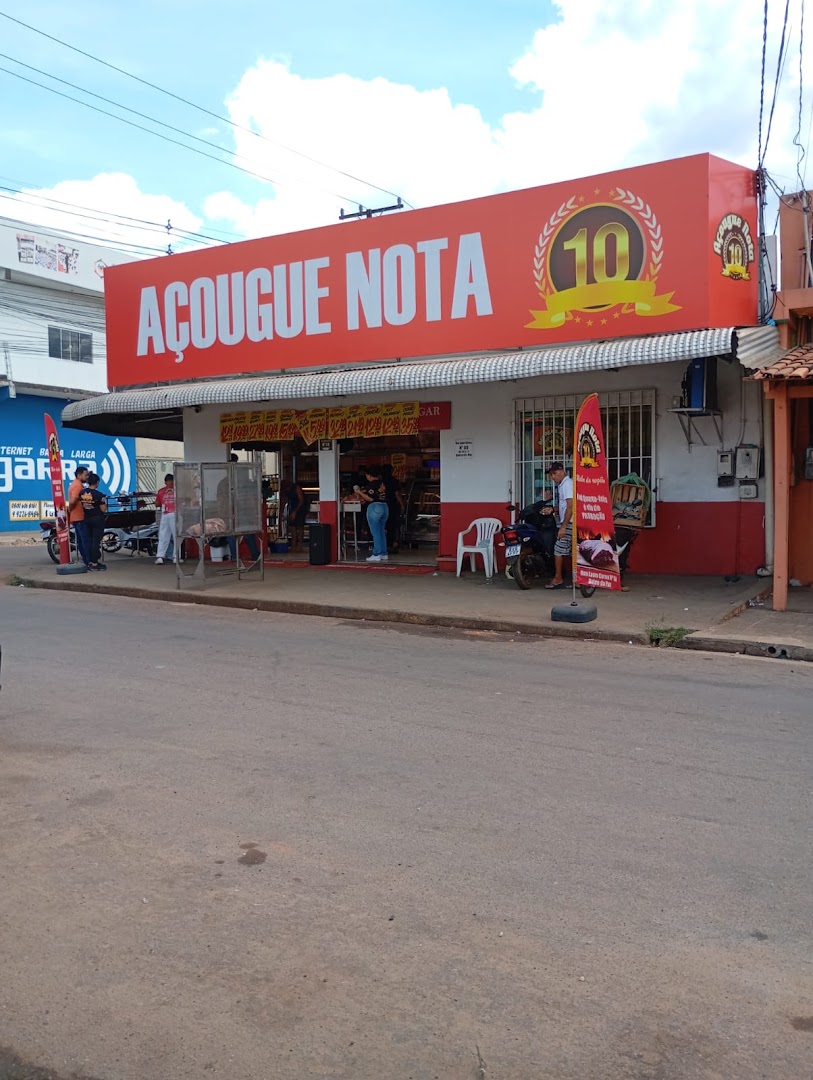 Fachada laranja do Açougue Nota 10 na esquina, bairro Da Paz