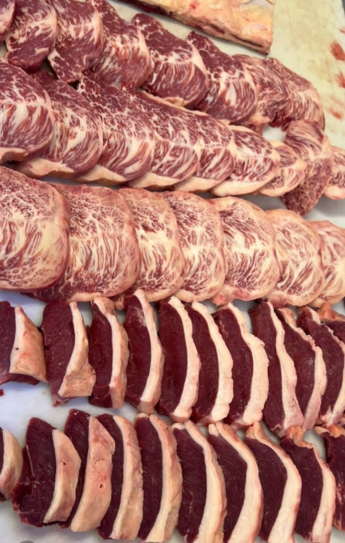 Fileiras de picanha fatiada na bancada do Açougue Nota 10