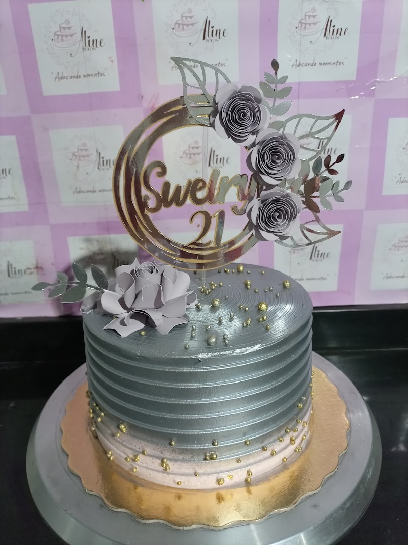 Bolo cinza perolado com perolinhas douradas e topo de rosas para comemoração de 21 anos