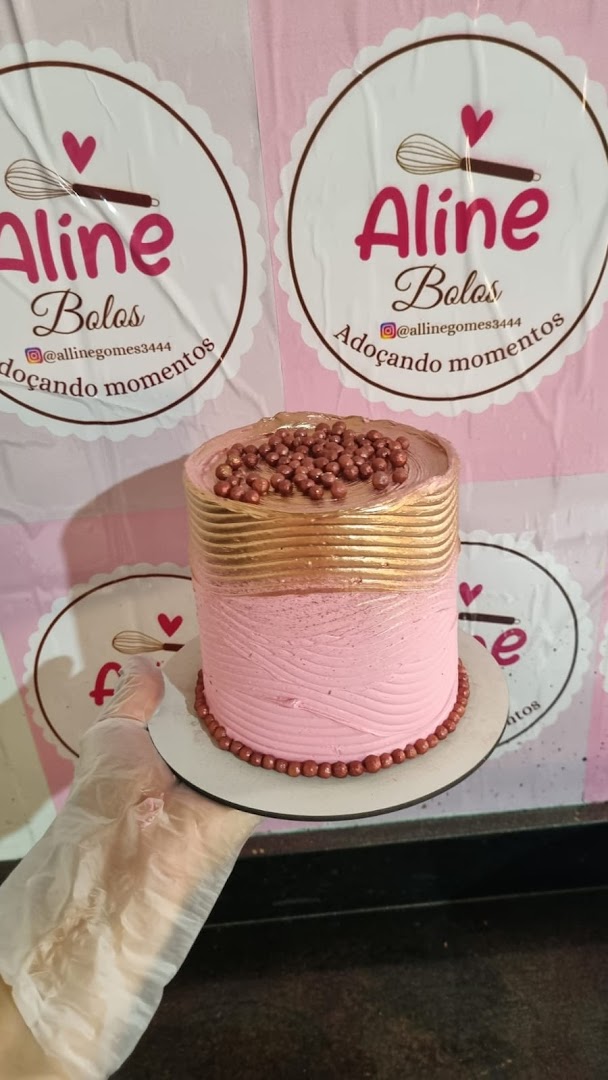 Bolo rosa e dourado espelhado com perolinhas de chocolate no topo
