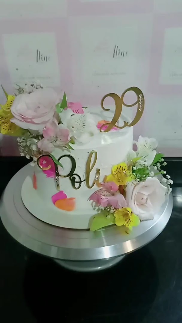 Bolo branco com flores naturais coloridas e topo dourado