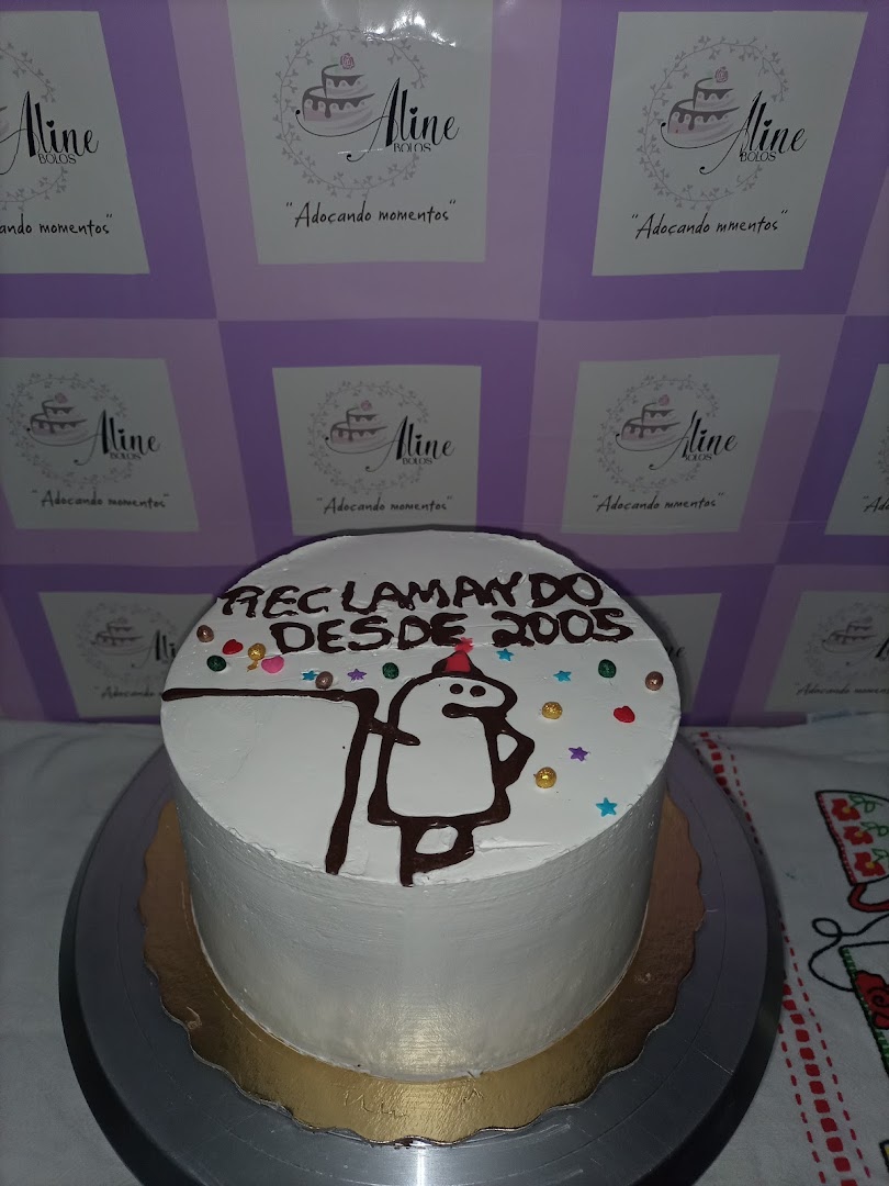 Bolo branco delicado com um desenho e recado feito à mão em cima