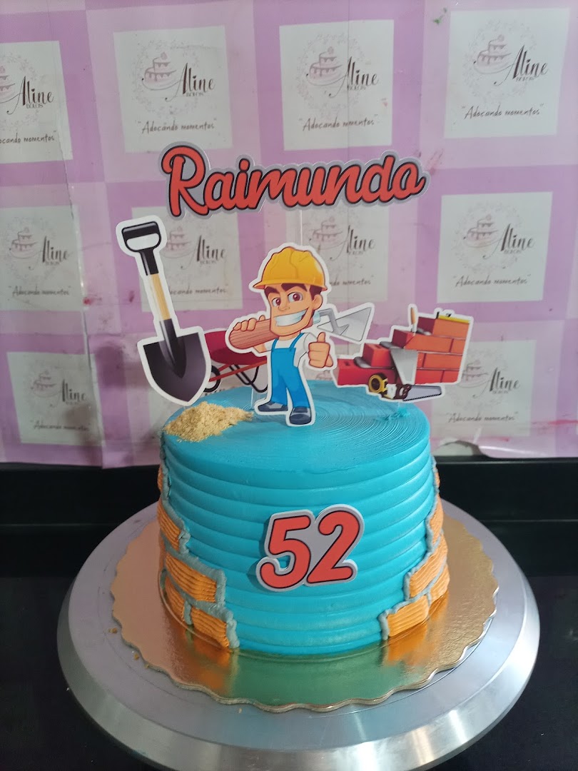 Bolo azul com tema personalizado de construção e nome do aniversariante