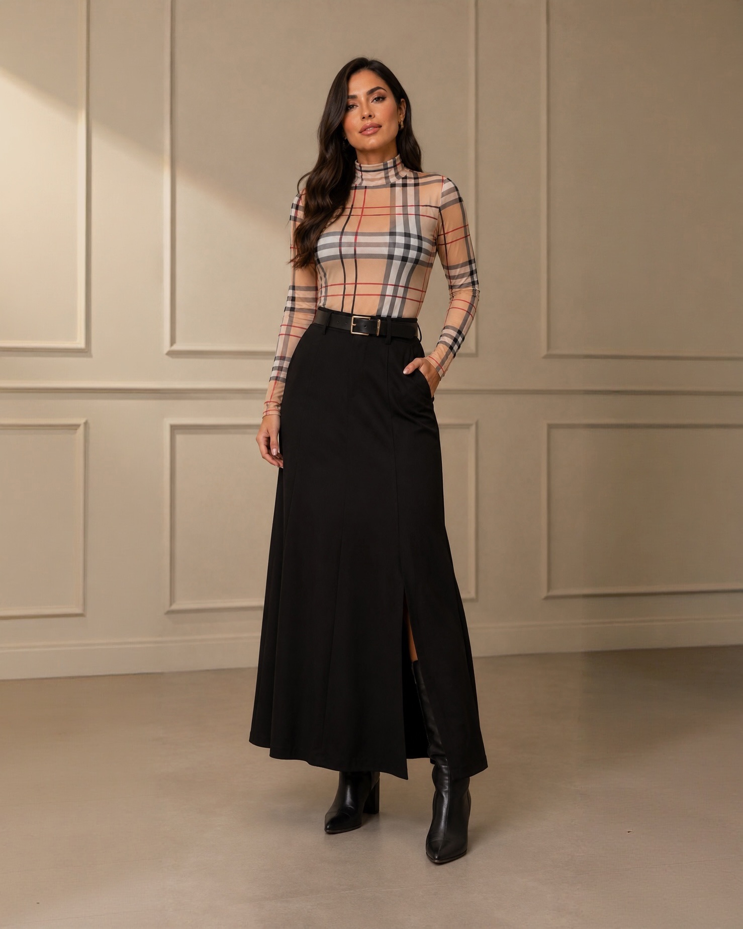 Look com saia preta longa e top xadrez elegante