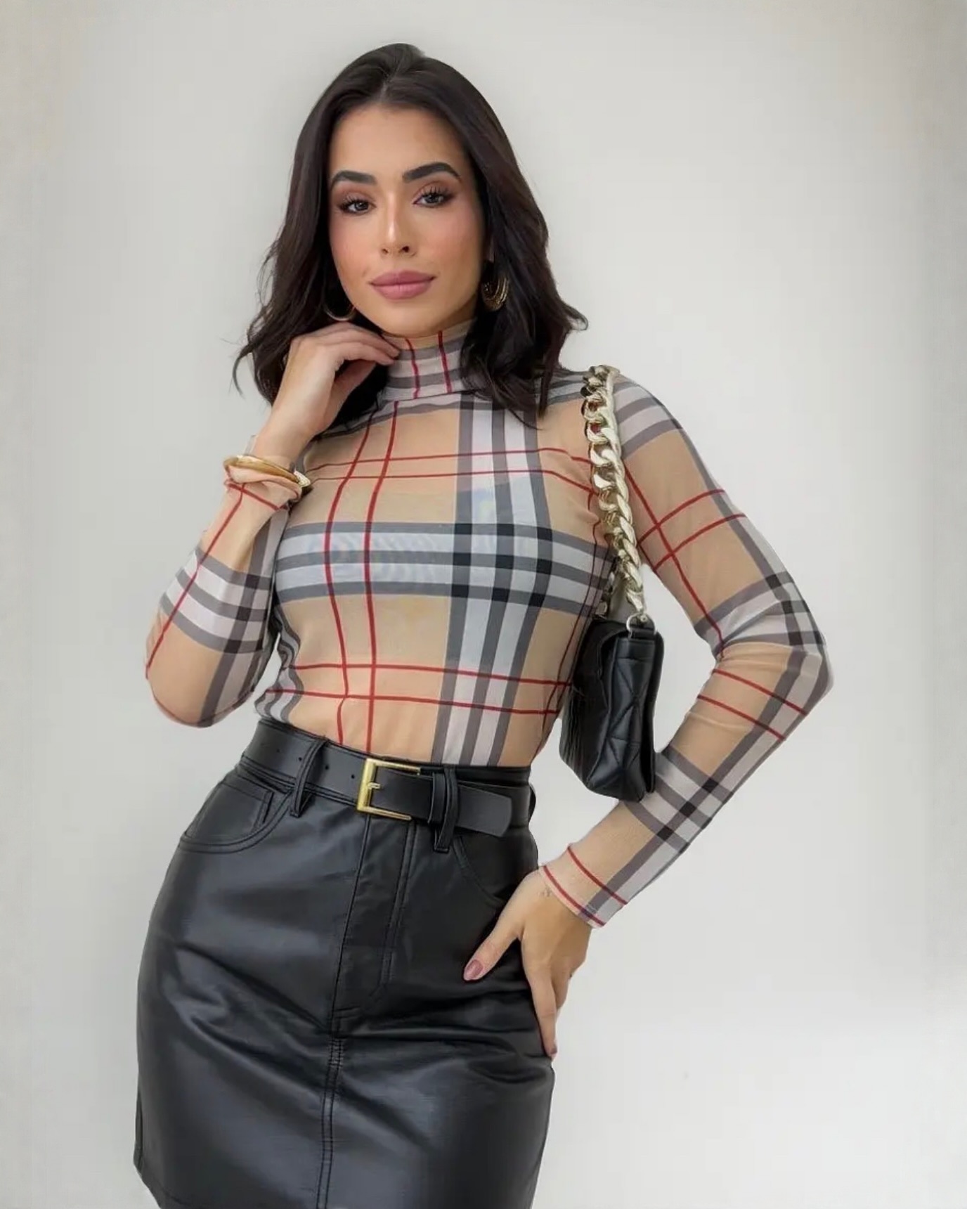 Look Aluxuosa: top de manga longa xadrez elegante com saia preta e bolsa