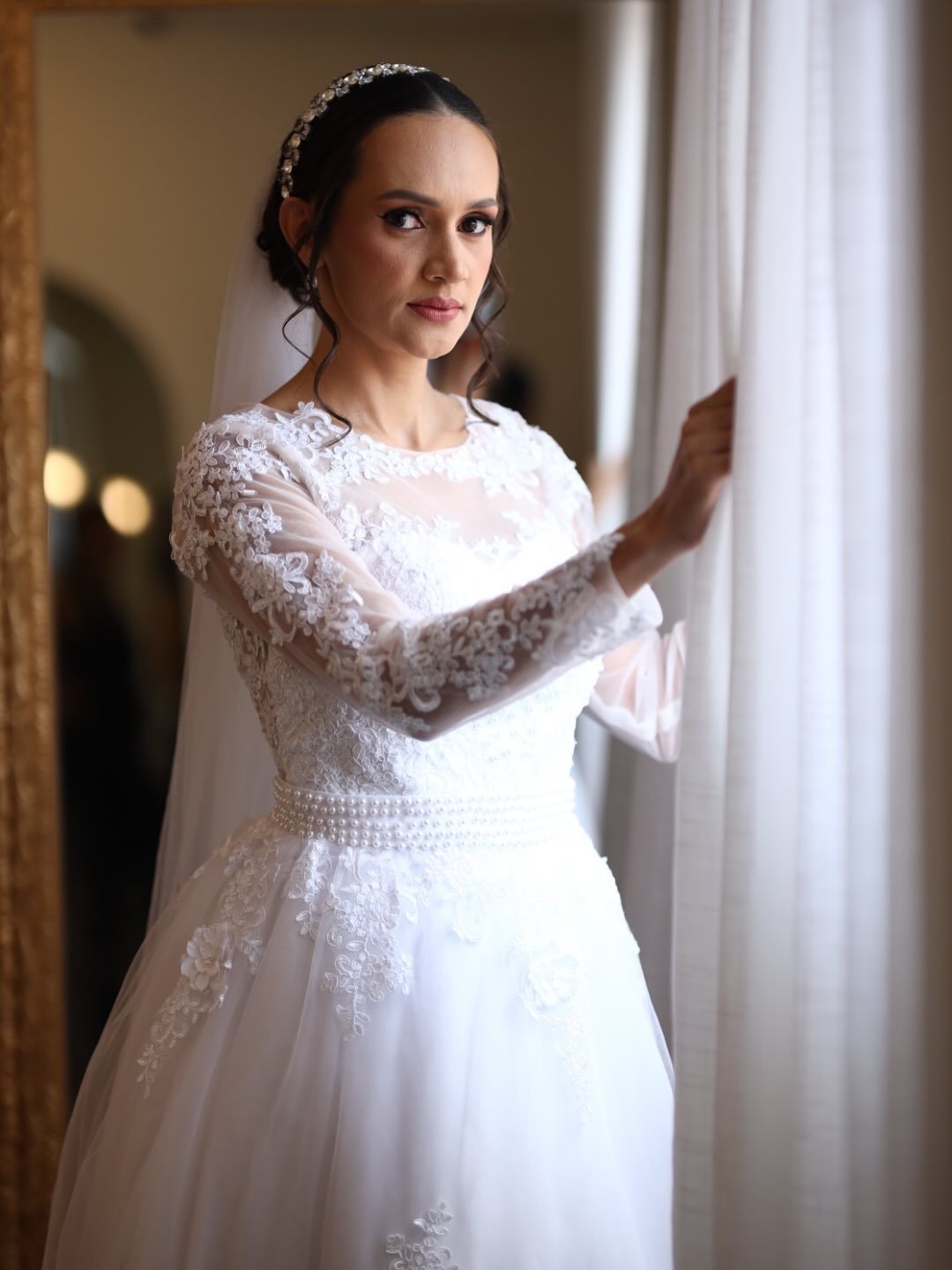 Noiva pronta em frente à janela