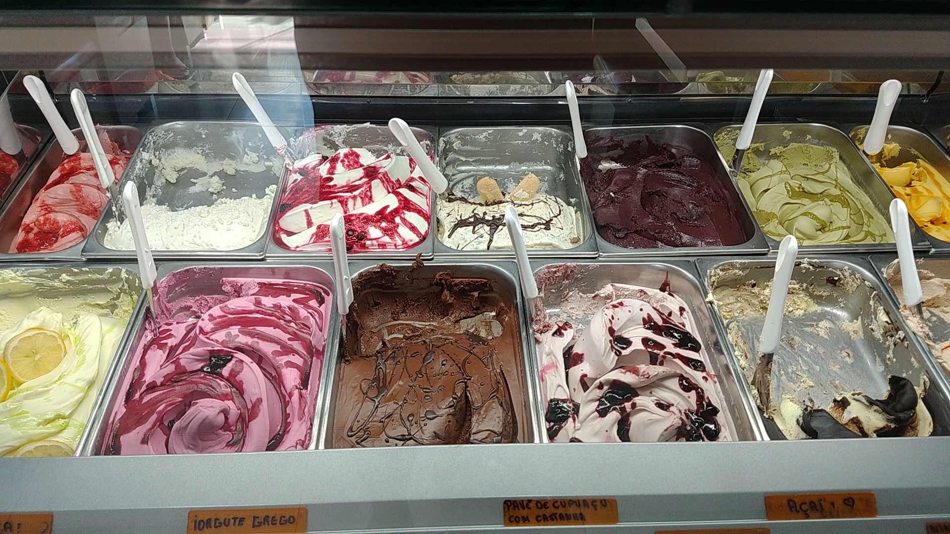 Vitrine de gelatos artesanais de vários sabores e cores
