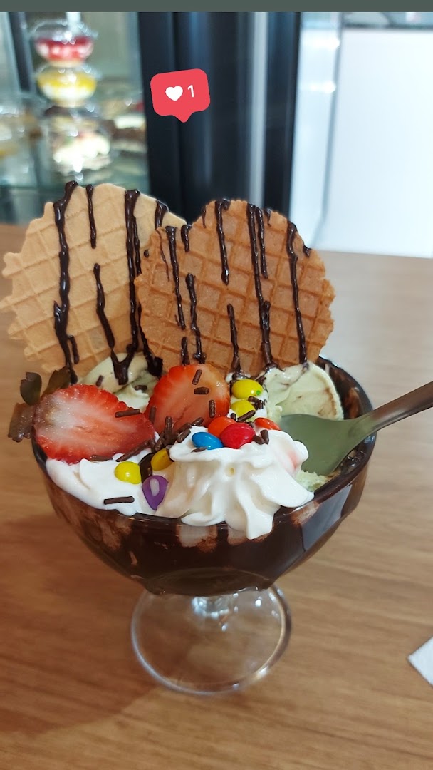 Taça de gelato montada com waffle, morango e chantilly