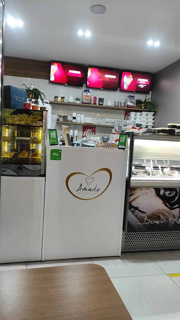 Balcão da loja com a marca em formato de coração da Amado