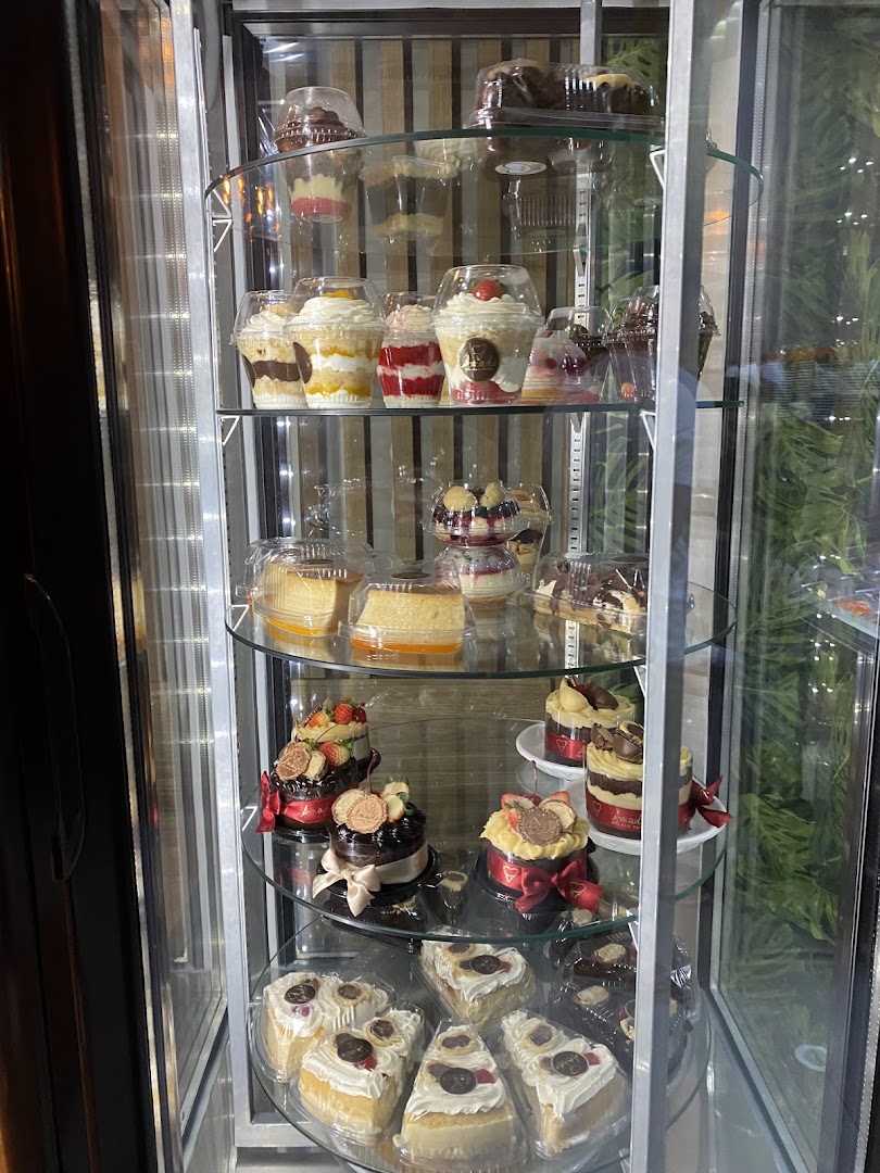 Vitrine de doces com tortas e mini bolos