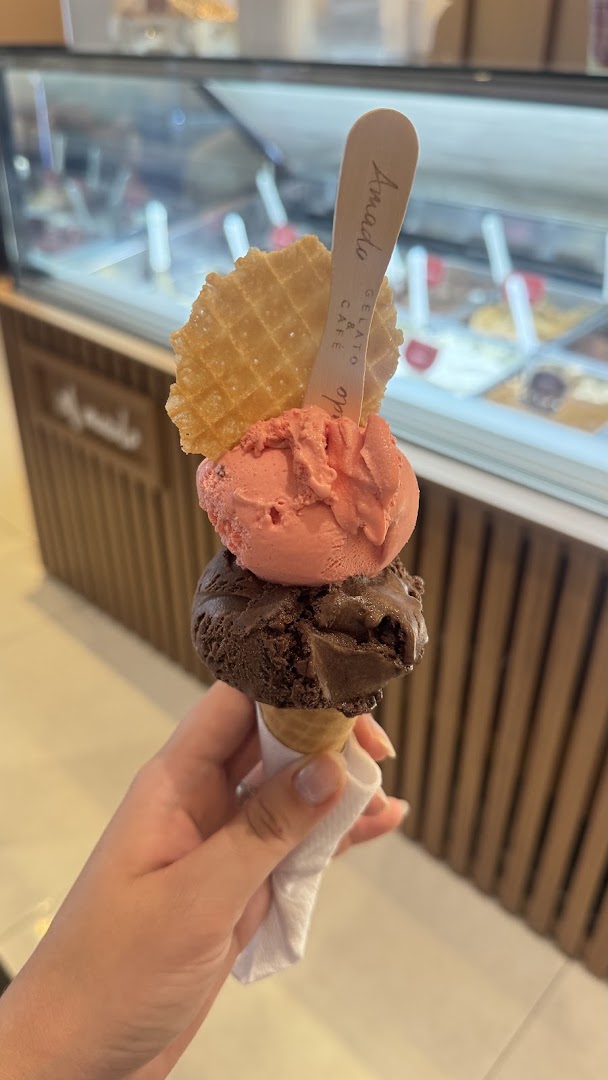 Casquinha de gelato artesanal com duas bolas, rosa e chocolate, e um waffle no topo