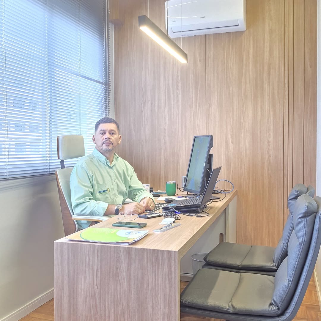Mesa de trabalho da Amazon Contábeis com computador e atendimento