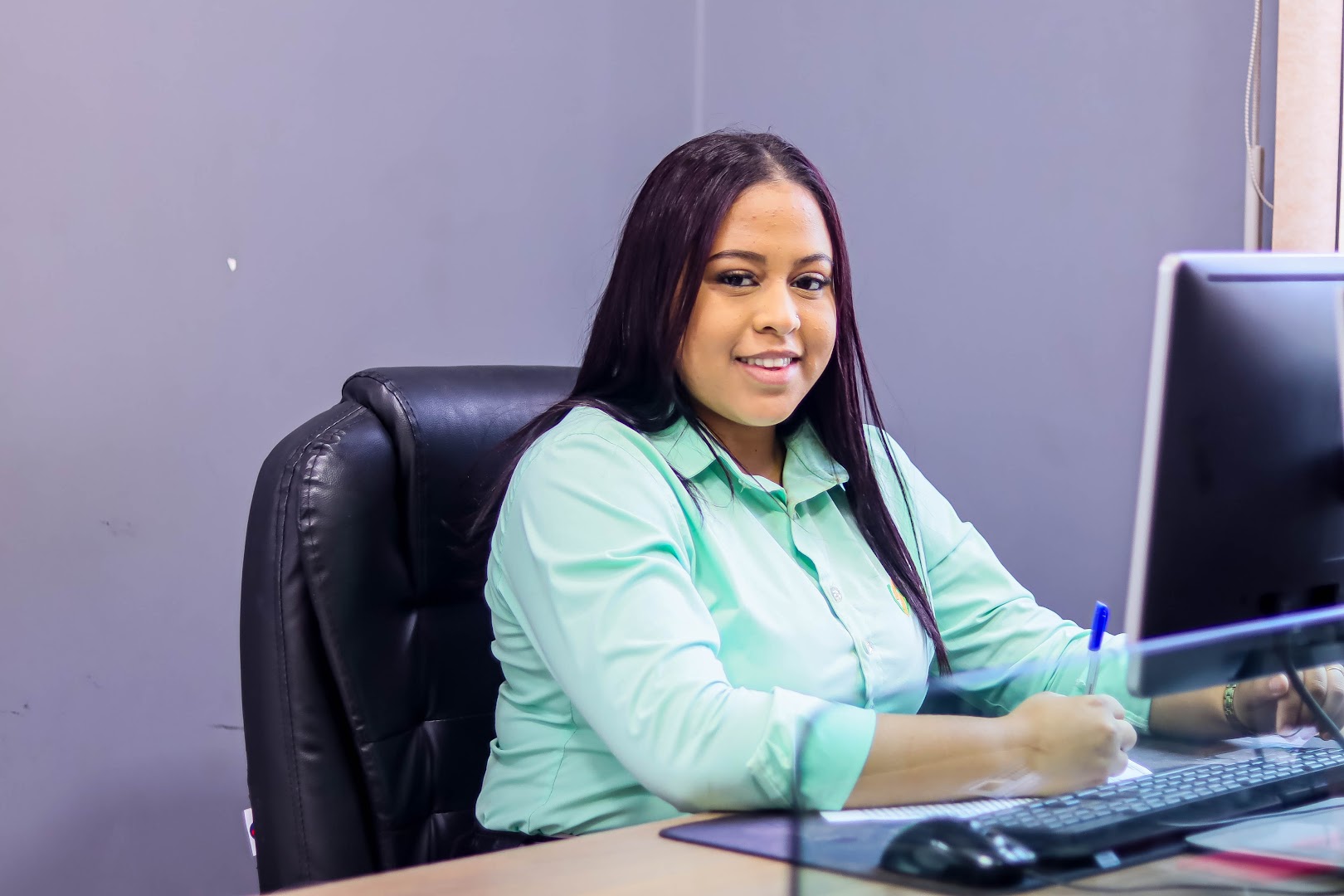 Integrante da equipe Amazon Contábeis na mesa