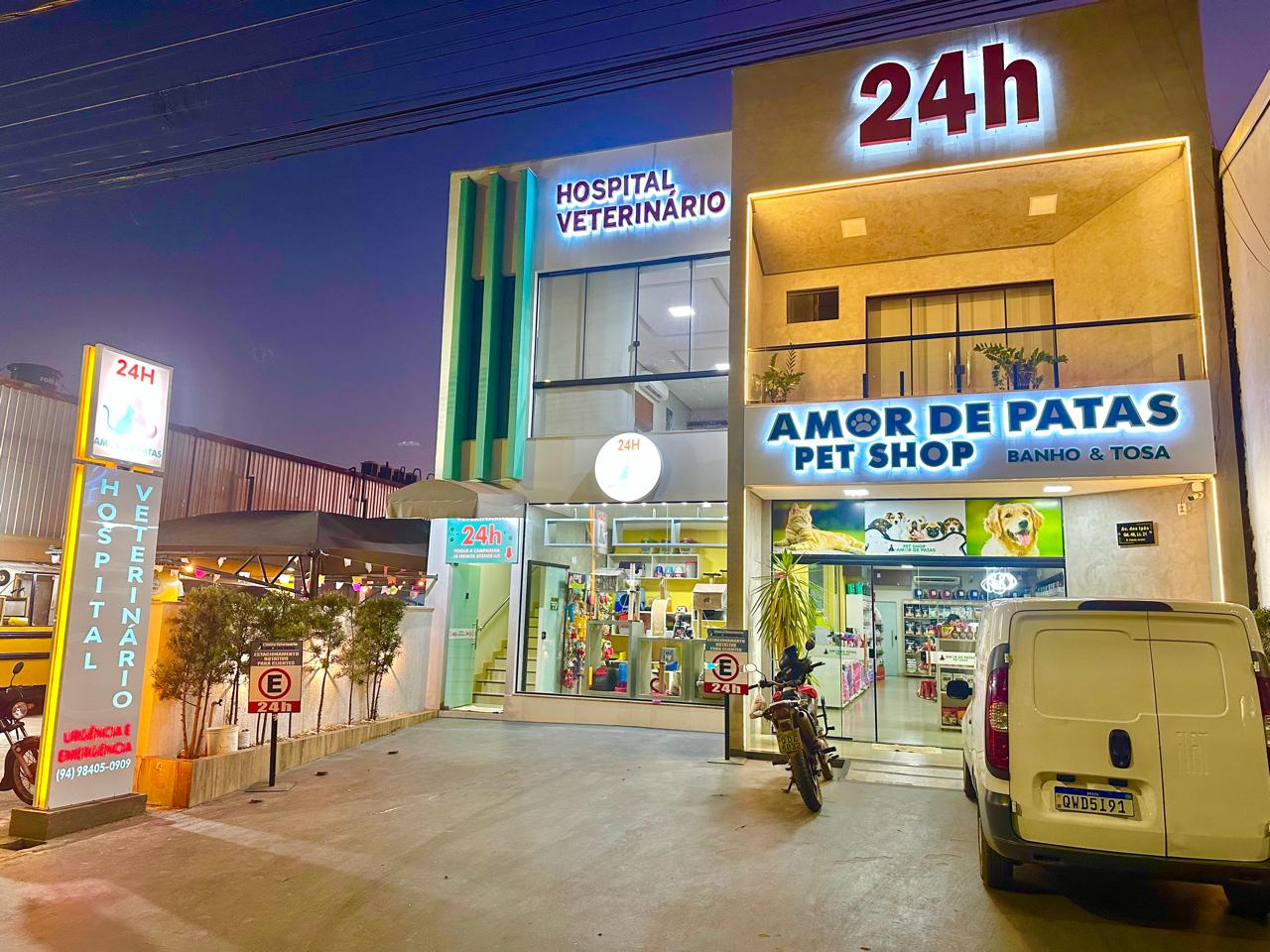 Fachada do hospital veterinário Amor de Patas à noite, com o letreiro 24h aceso