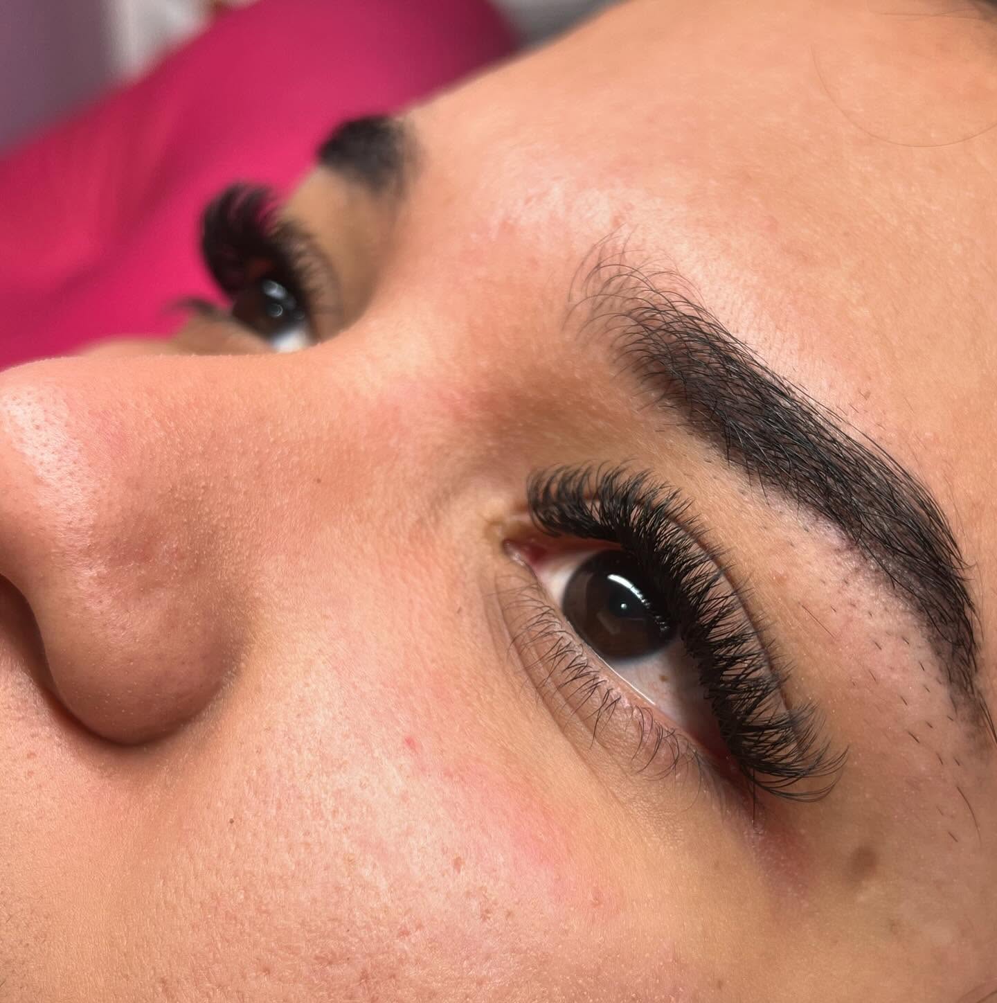 Close de cílios e sobrancelha
