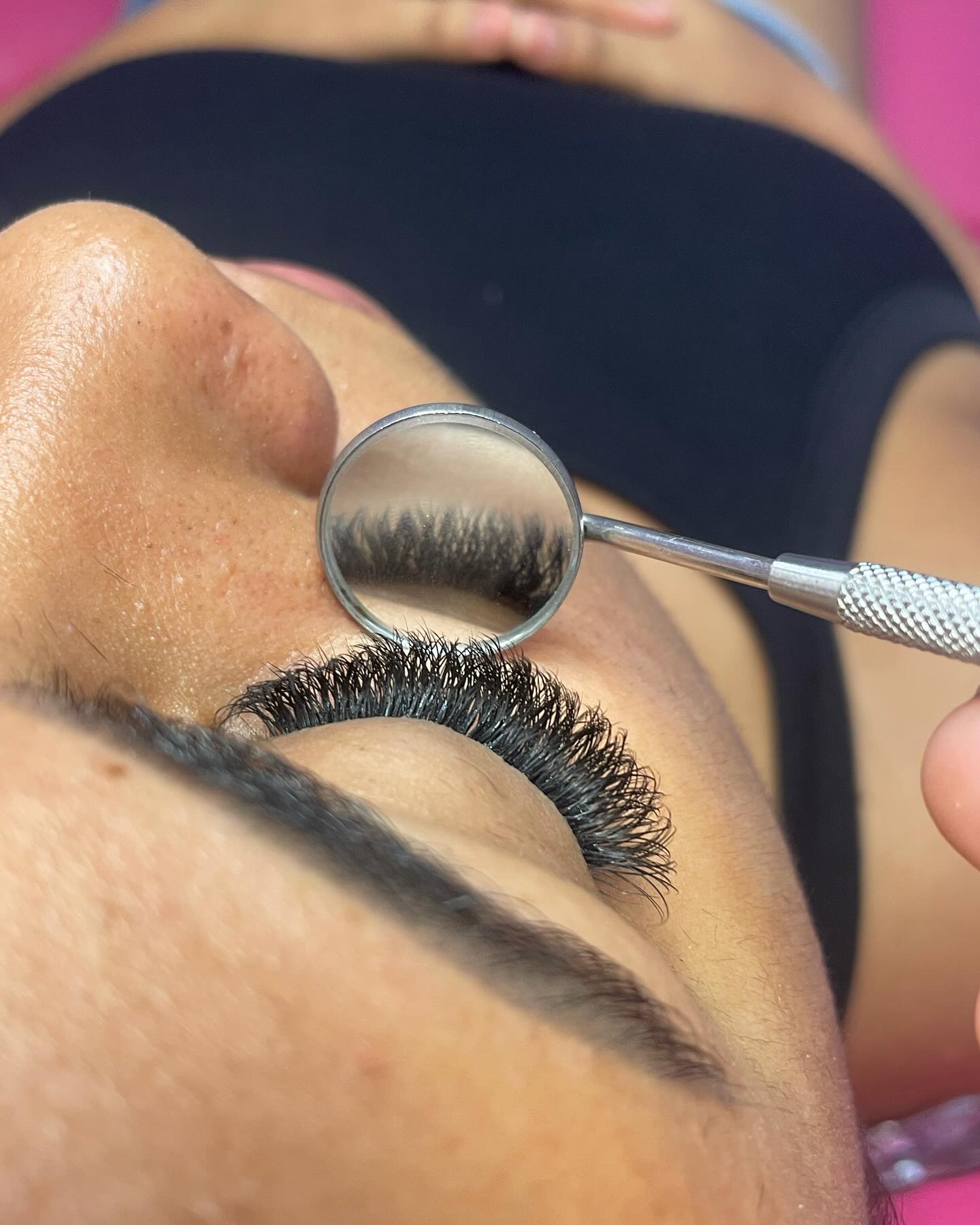Aplicação de extensão de cílios com volume
