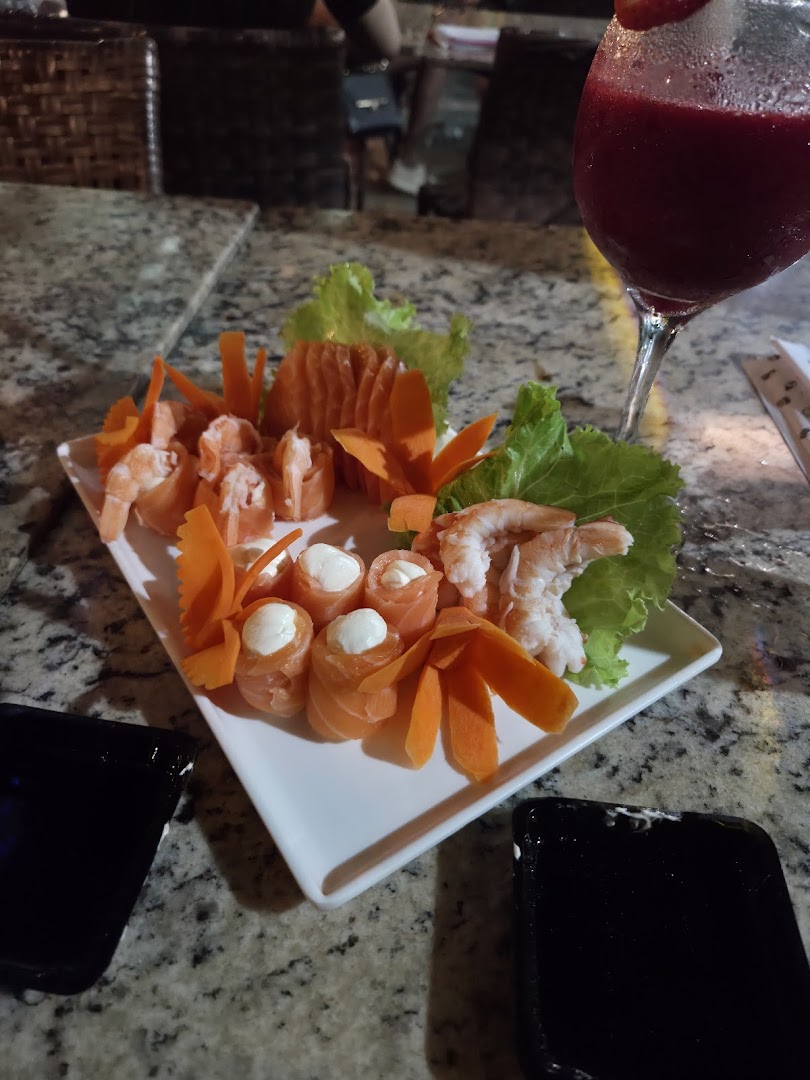 Travessa de sashimi e sushi montado com decoração caprichada