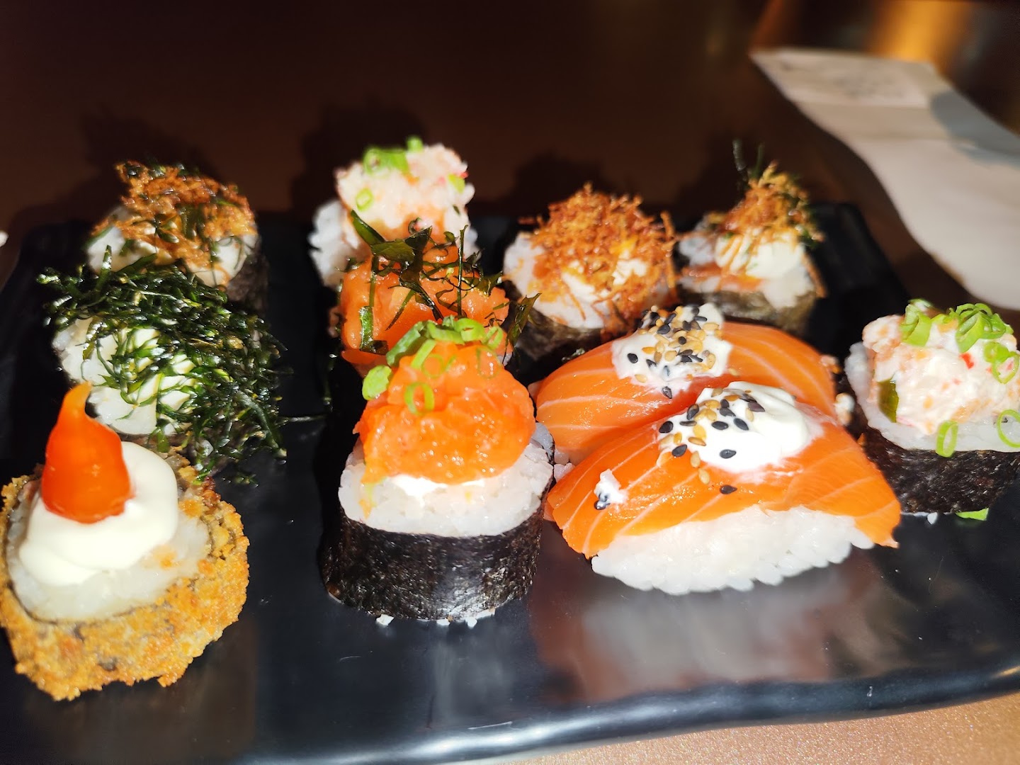 Variedade de niguiris e sushis coloridos, com salmão e coberturas caprichadas