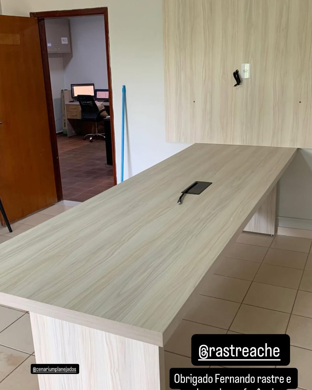 Mesa planejada em madeira clara produzida pela Cenarium