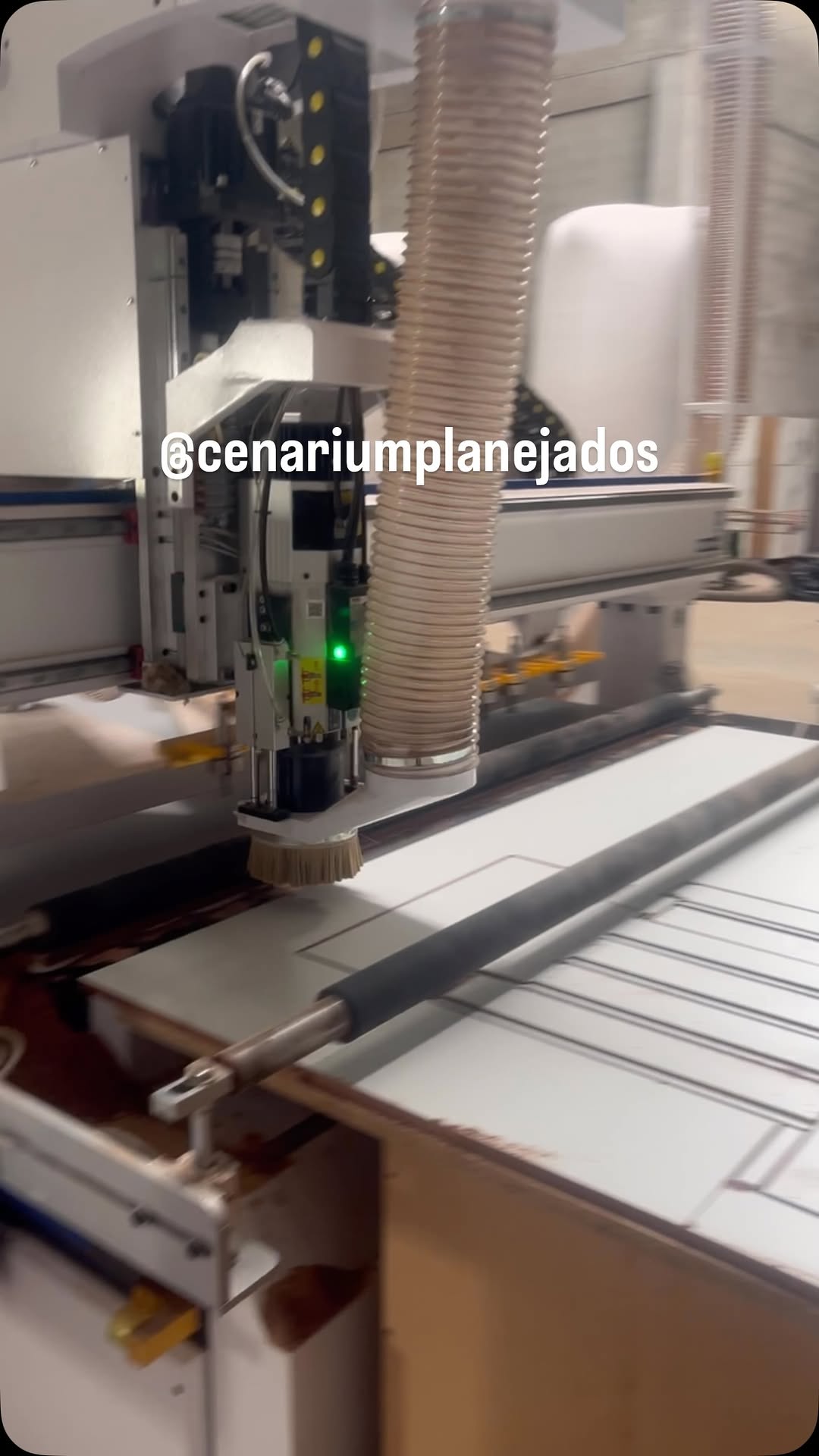 Maquina de corte em operacao no atelier Cenarium