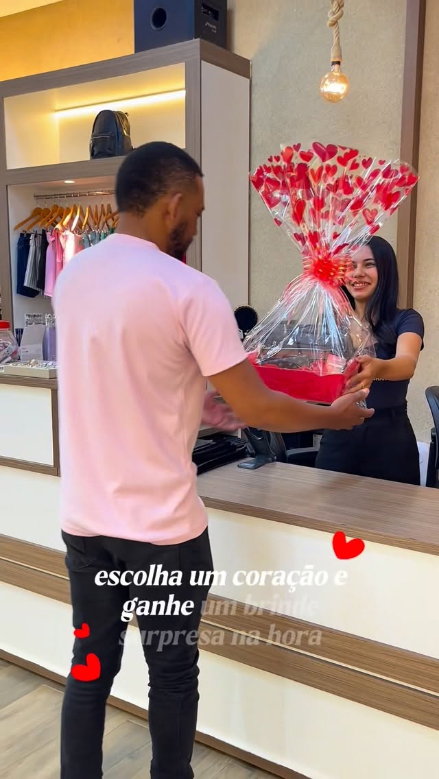 Atendimento com presente na loja Charmosa