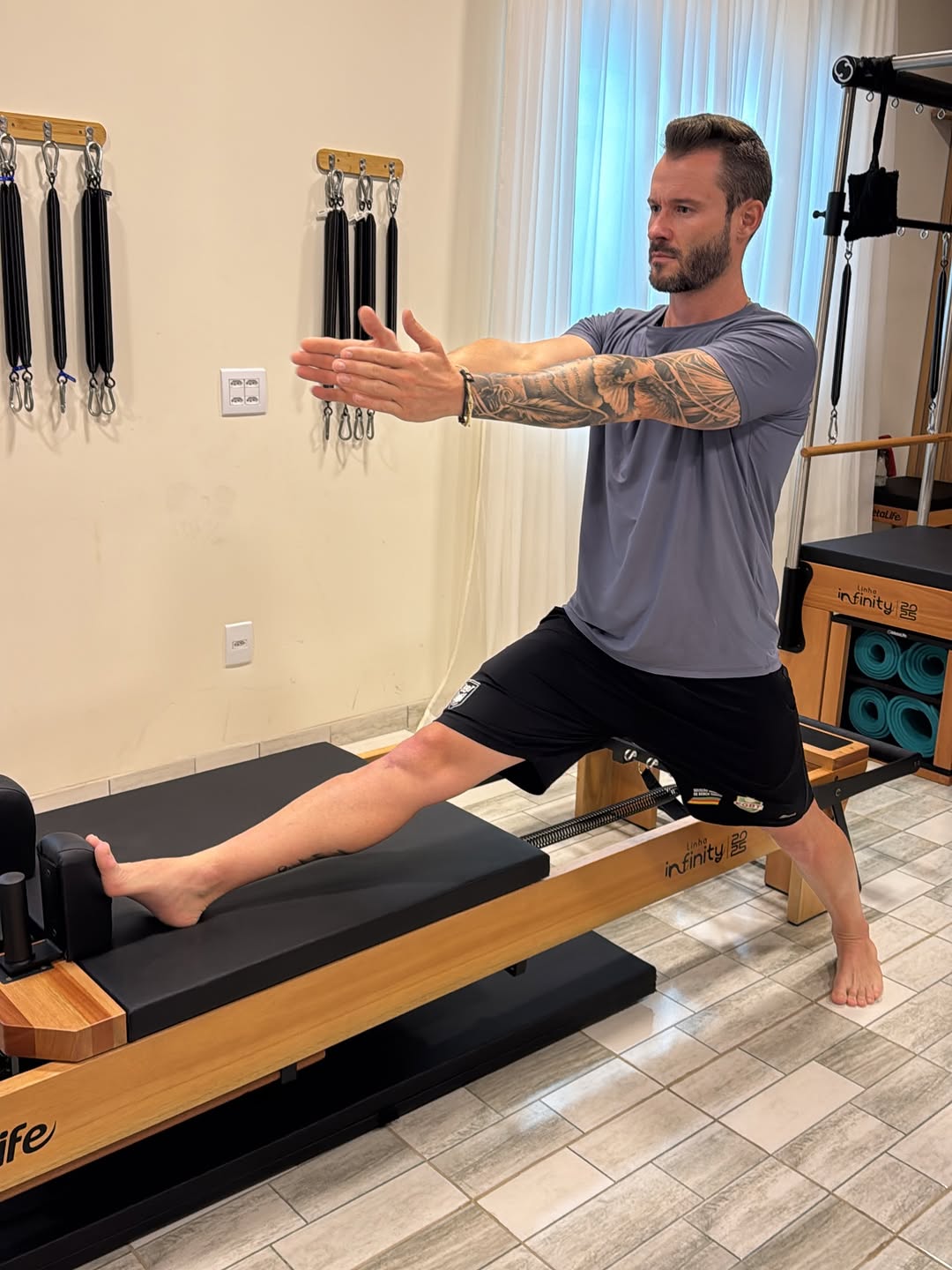 Aluno em equipamento de pilates no Studio Cleudiane Barreto