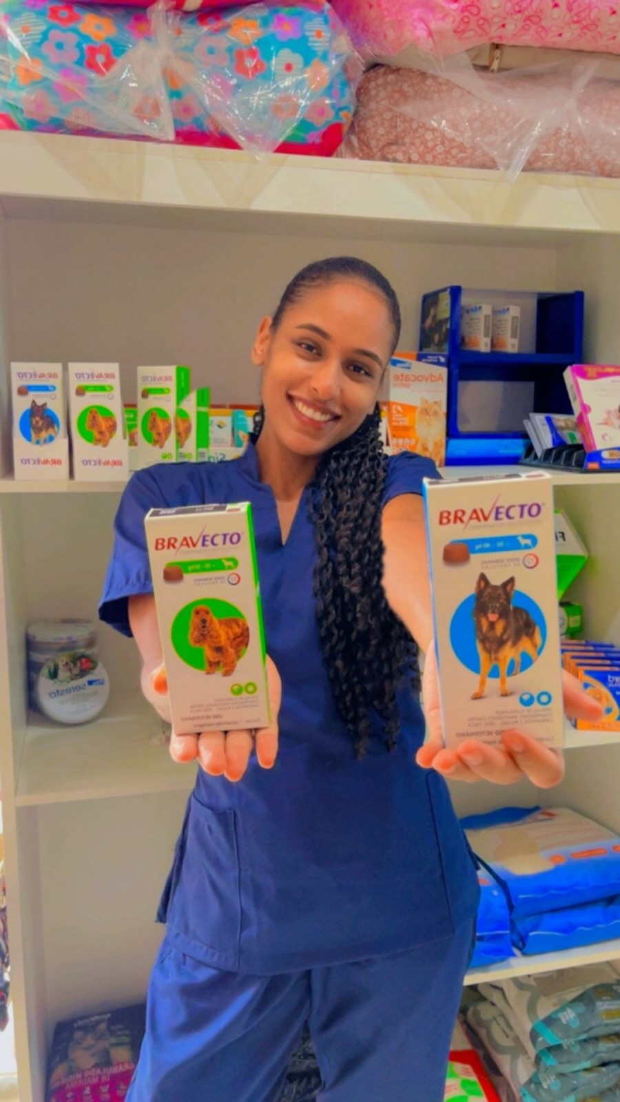 Equipe da Quatro Patas apresentando produto veterinário
