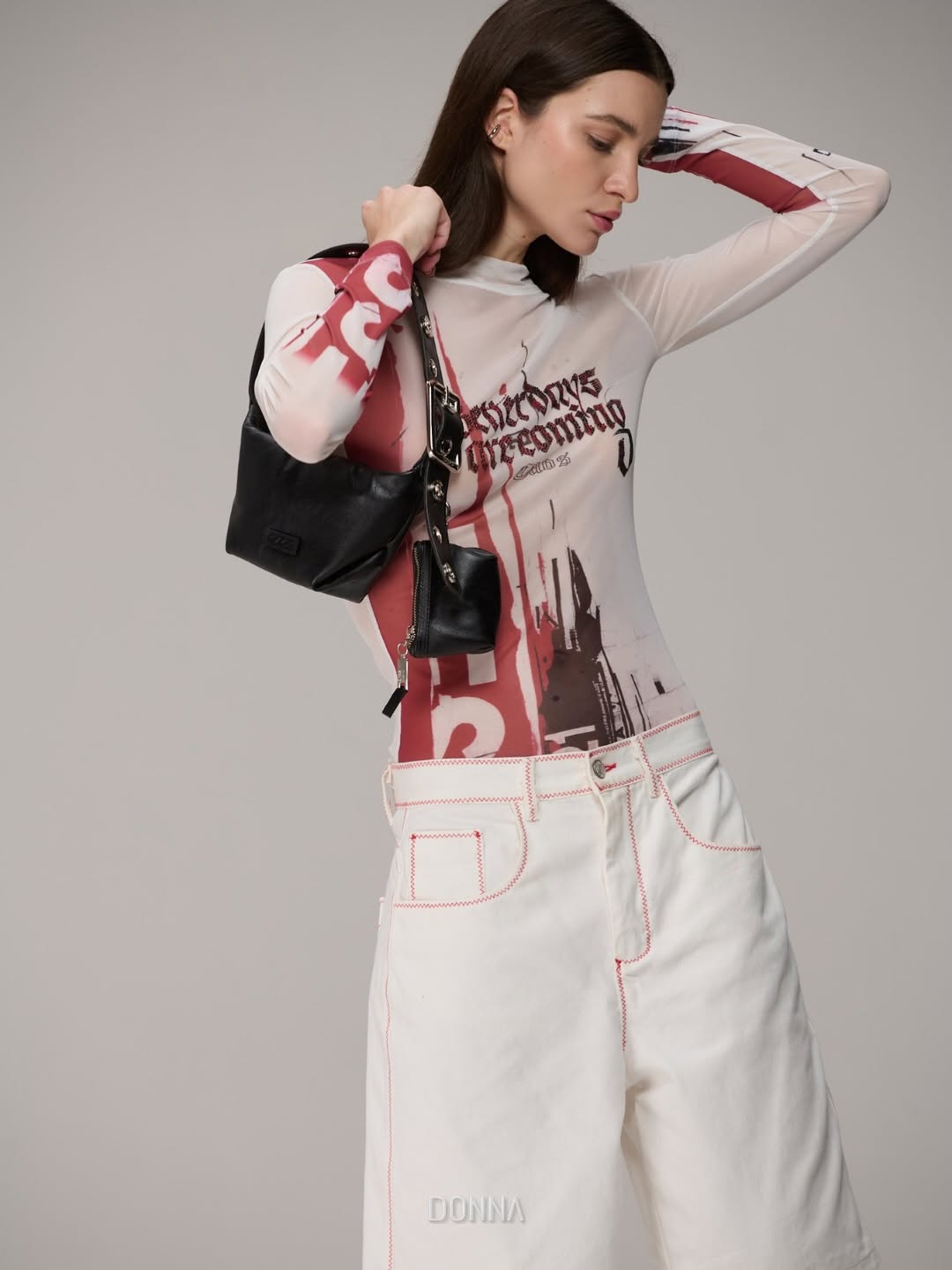 Look com bolsa preta