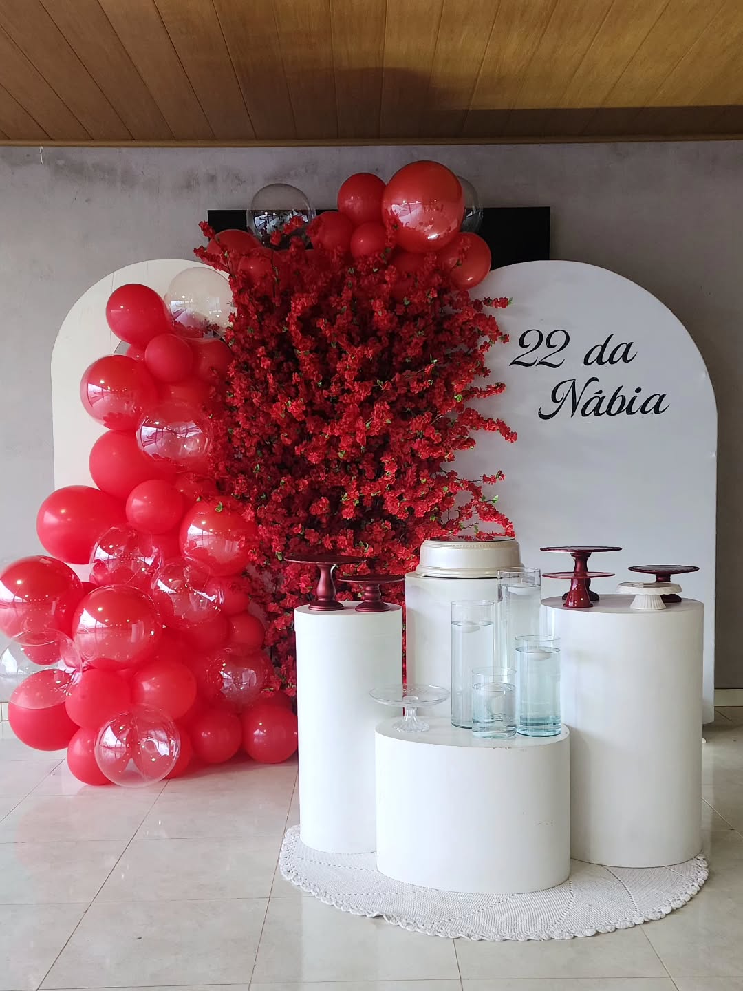 Decoracao vermelha com flores e baloes