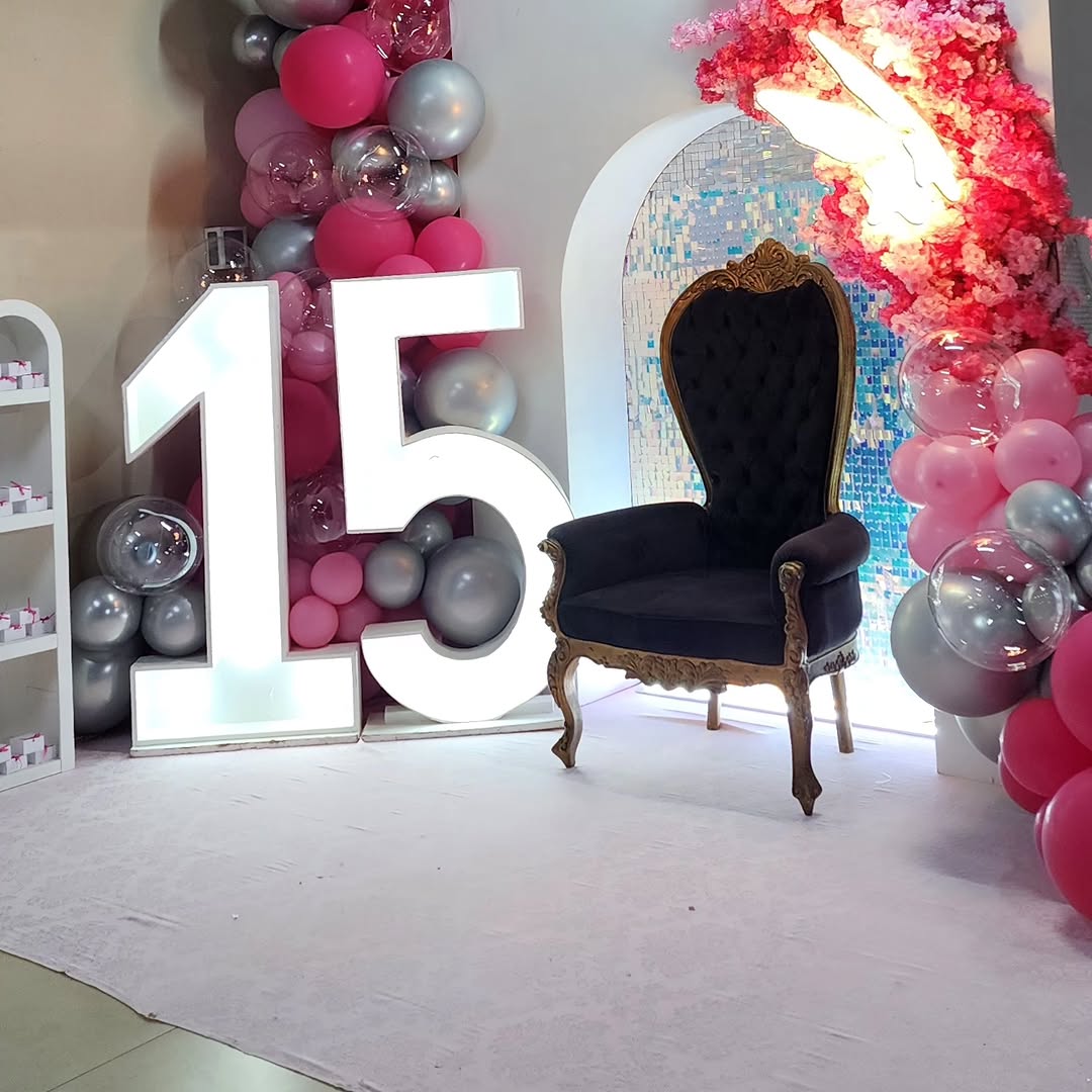 Decoracao de festa de quinze anos com cadeira de destaque