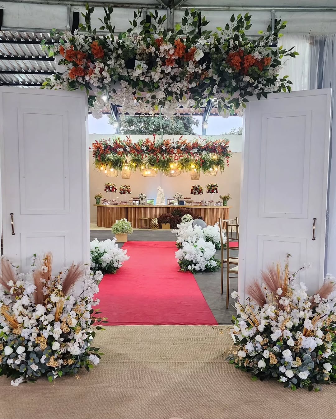 Entrada decorada para evento com flores e passarela