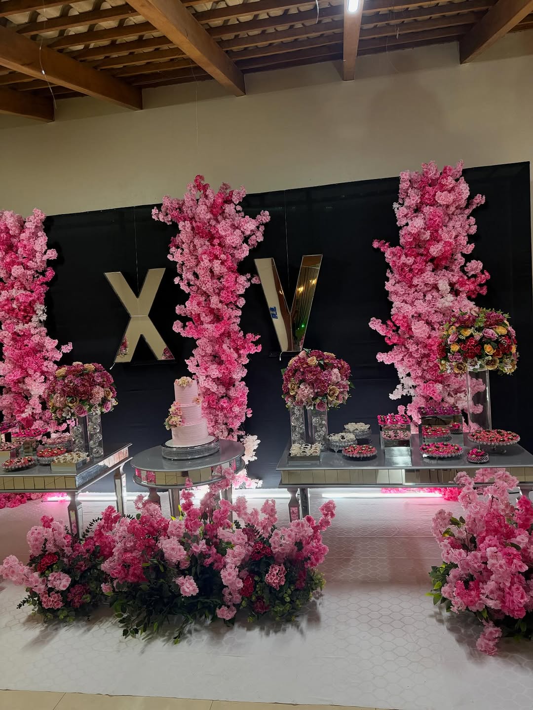 Decoracao clara com flores e mesa de festa