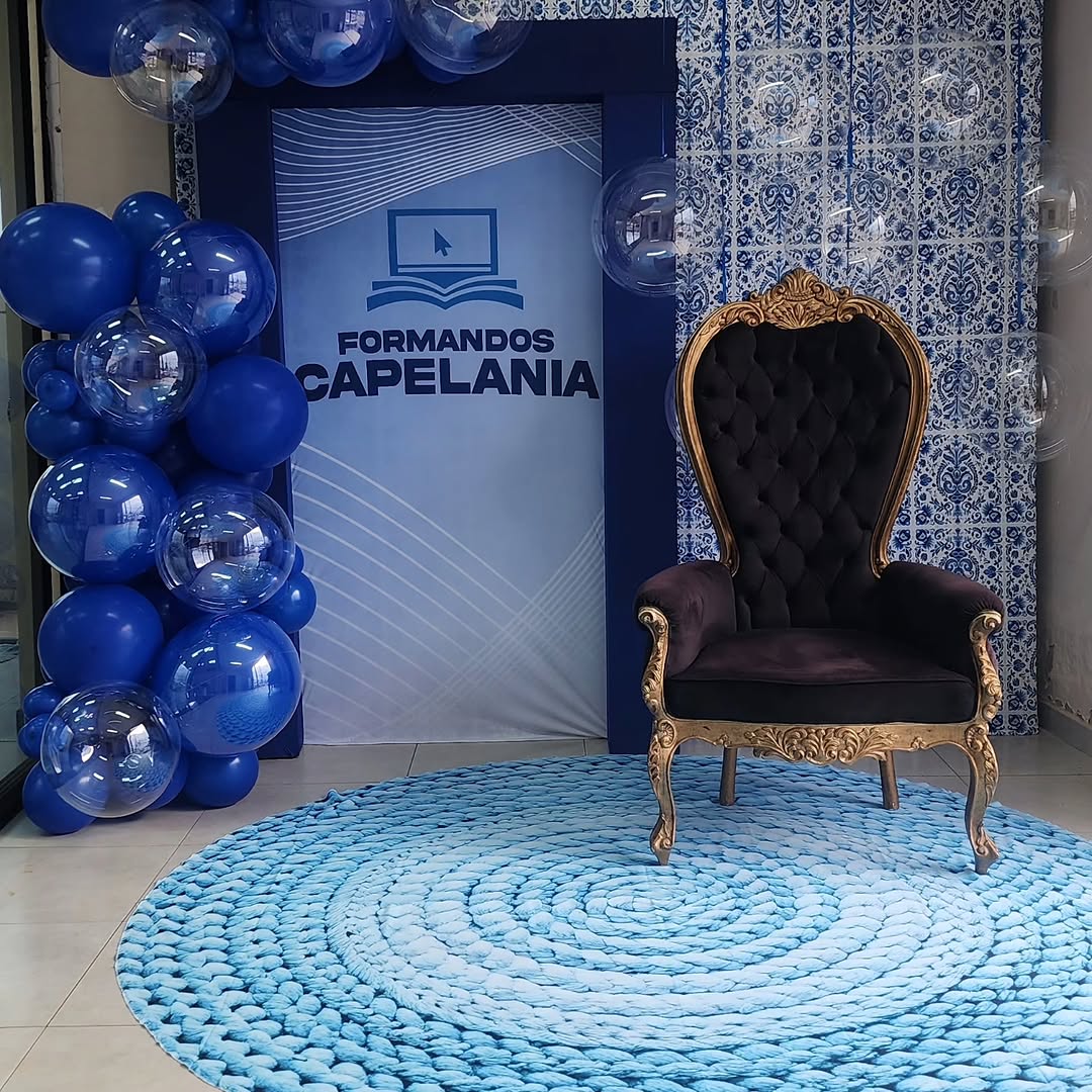 Composicao de baloes e flores para evento