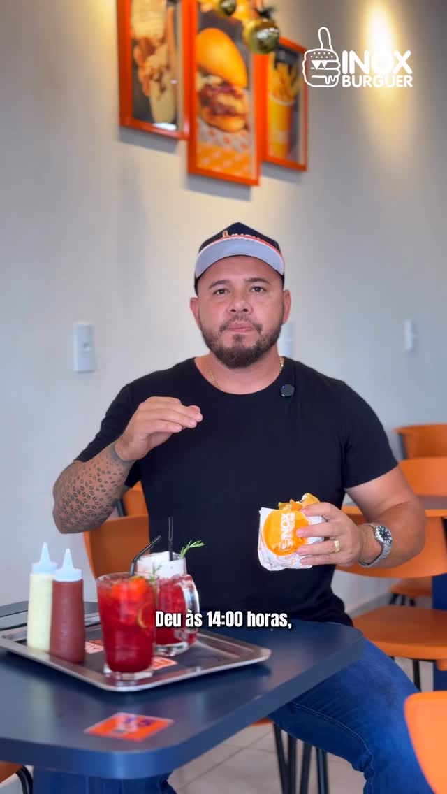 Cliente no ambiente da Inox Burguer
