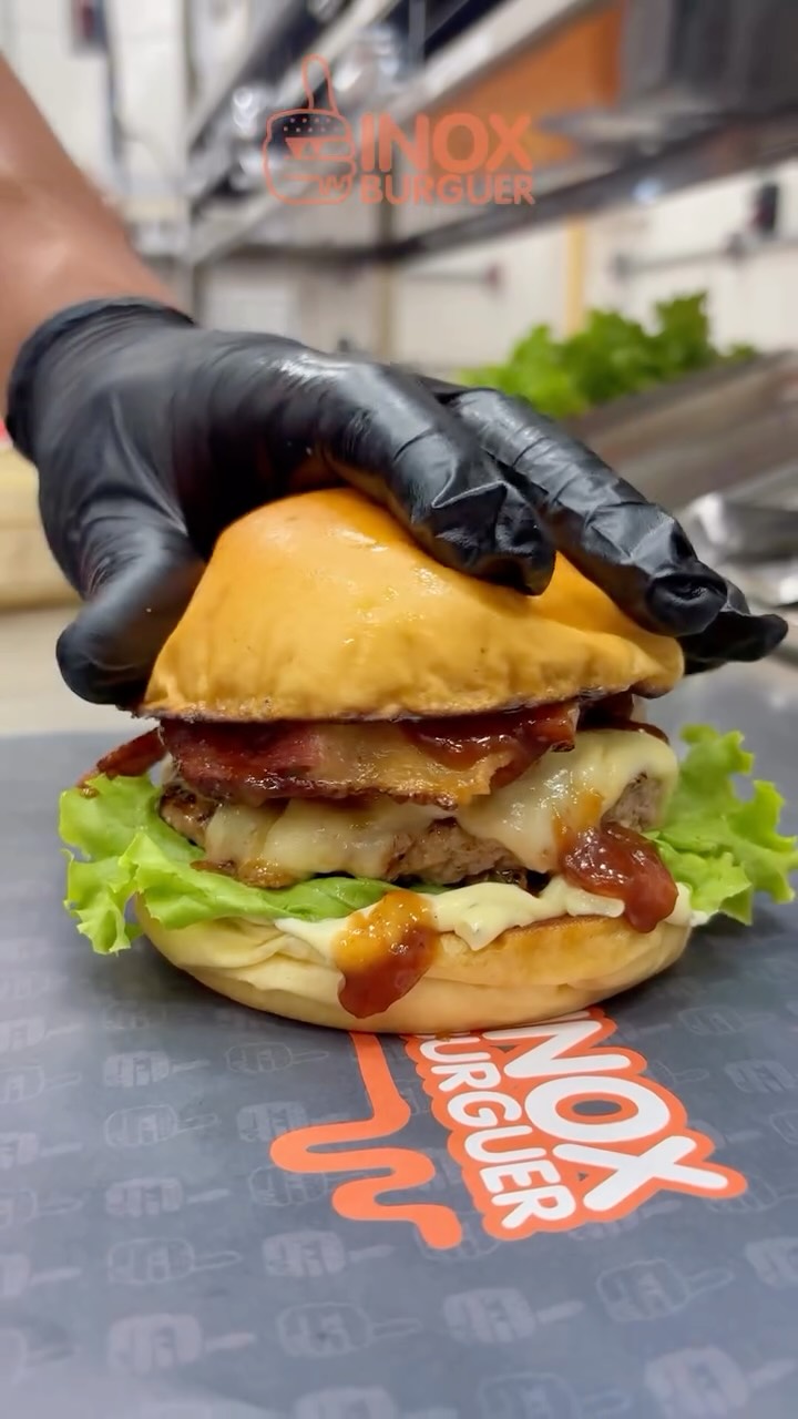 Hamburguer artesanal sendo finalizado na Inox Burguer