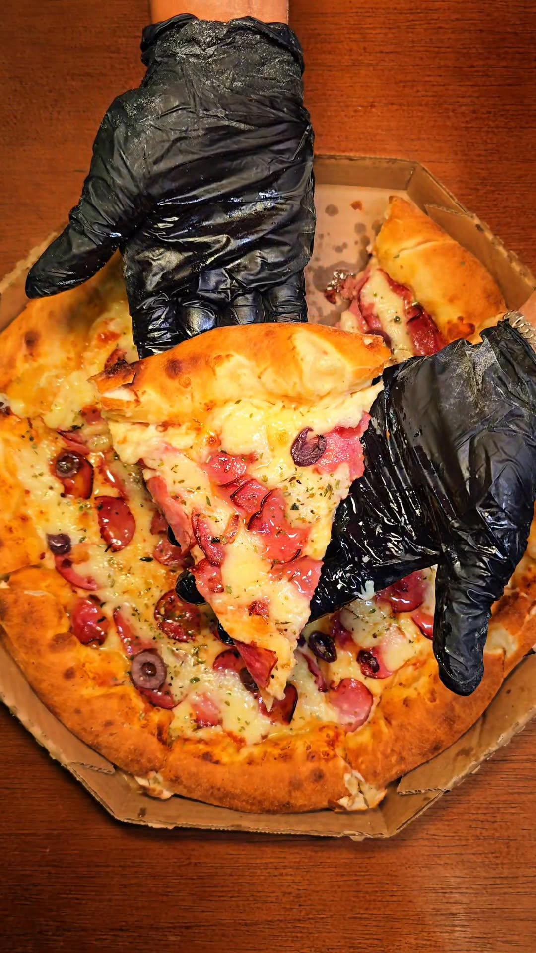 Pizza sendo servida