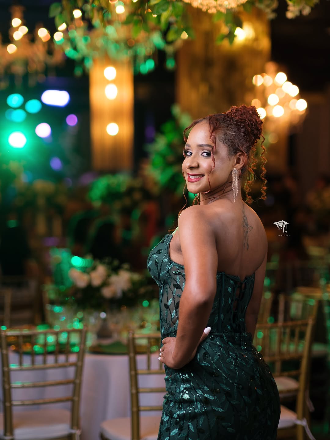 Convidada em evento com iluminação e decoração